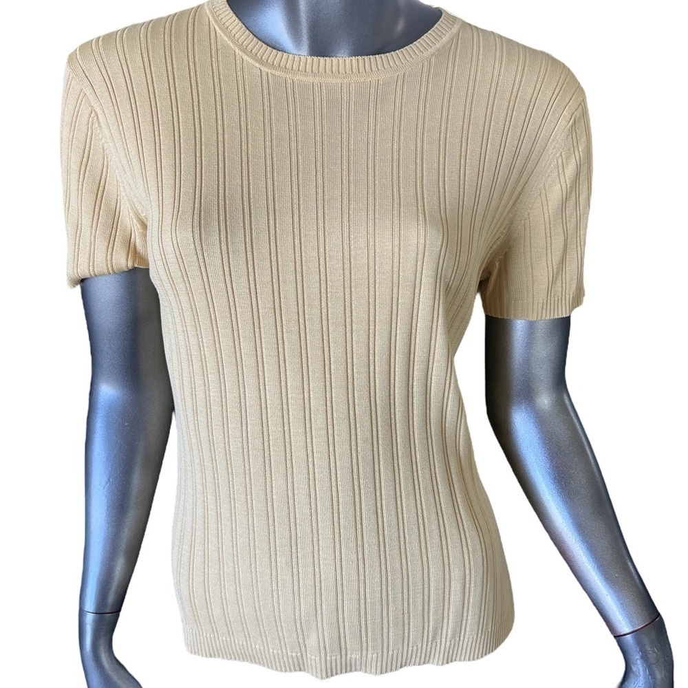 Liz Claiborne Collection Soft Yellow Short Sleeved Top 70% Silk Just beautiful!